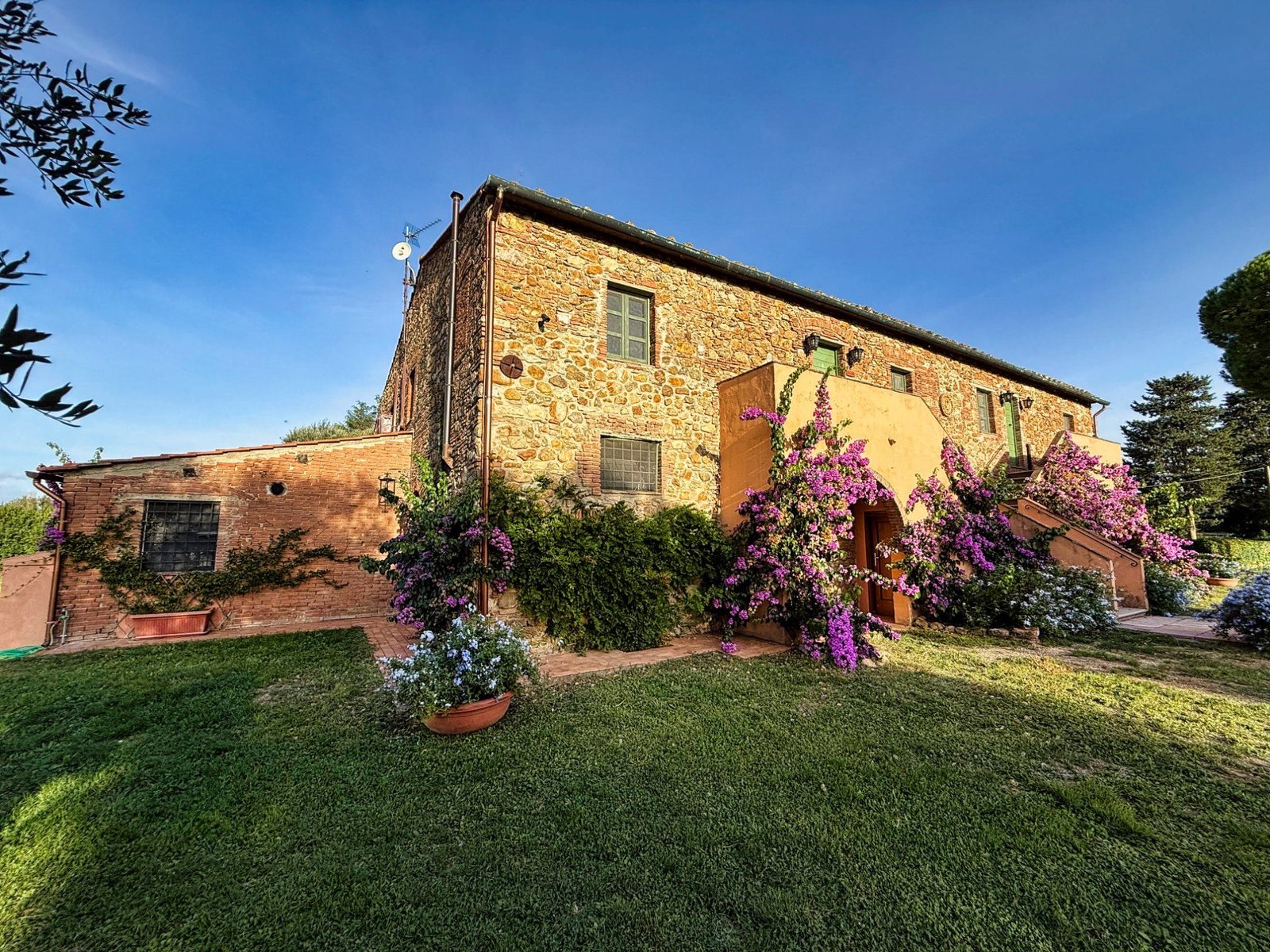 Casale La Vivaldina a Suvereto - agriturismo con piscina in pietra locale