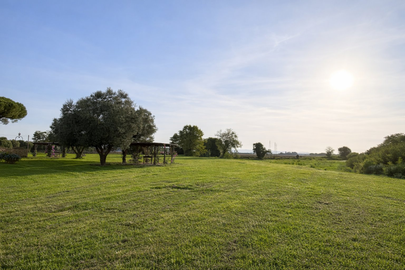 Giardino de La Vivaldina al tramonto - agriturismo con piscina a Suvereto Toscana
