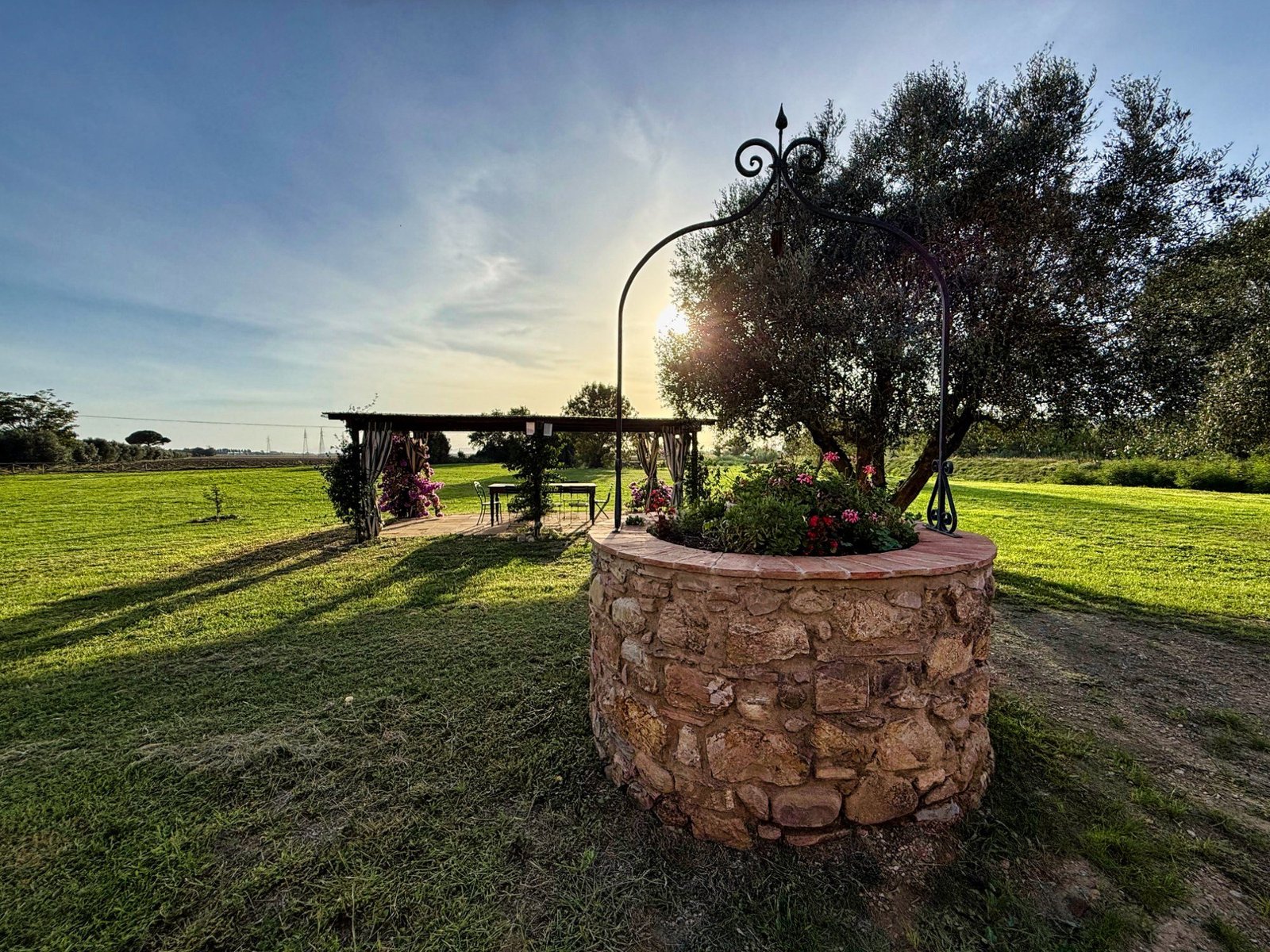 Antico pozzo in pietra nel giardino di 7000 mq de La Vivaldina, agriturismo Suvereto