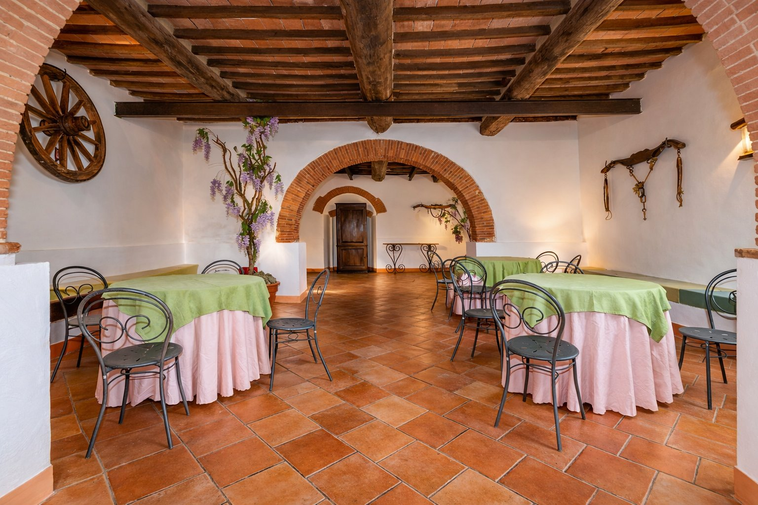 Sala colazioni de La Vivaldina con archi in pietra - agriturismo Suvereto Toscana
